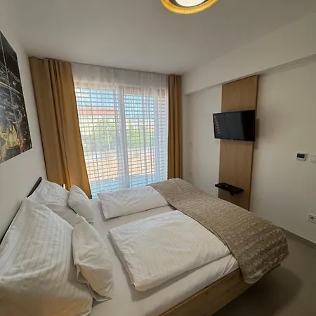 Eden - Luxus Szinvonal, Belvarosi Kenyelem דירה פץ'